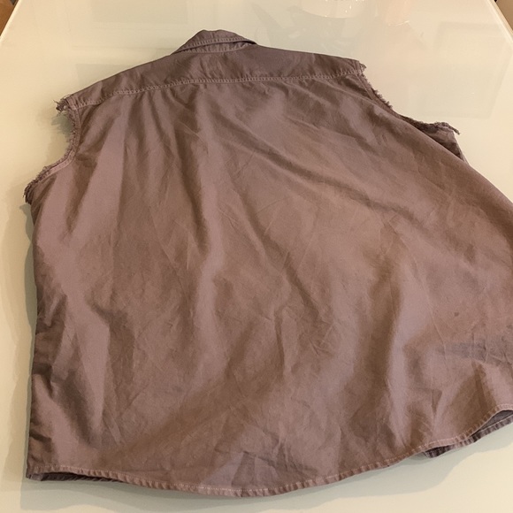 Levi - sleeveless shirt - small hole - Picture 2 of 6